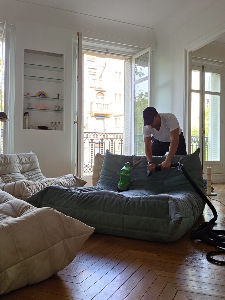 Nettoyage de mobilier textile dans un intérieur parisien